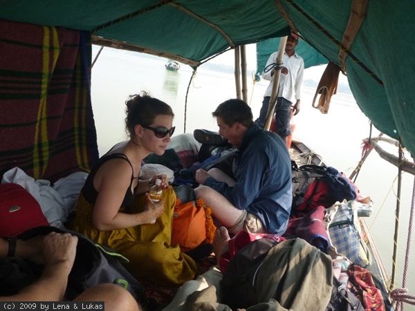 3979 wir besteigen ein boot um den ganges hinunter zu fahren